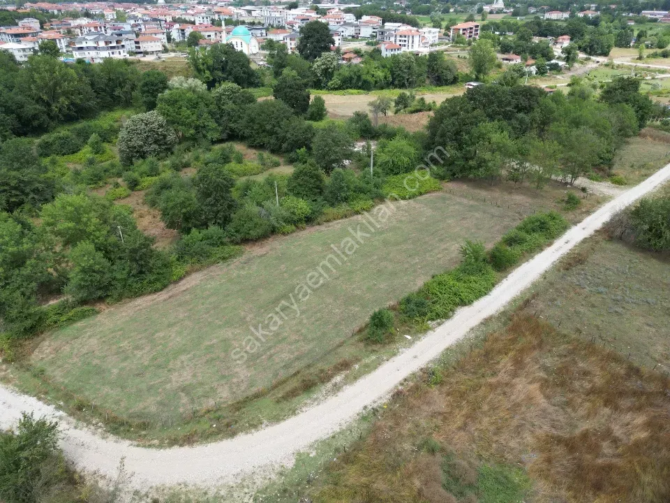 ARİFİYE NEVİYE'DE DOĞAYLA İÇ İÇE, KÖŞE PARSEL 2.363 m² İMARLI ARSA