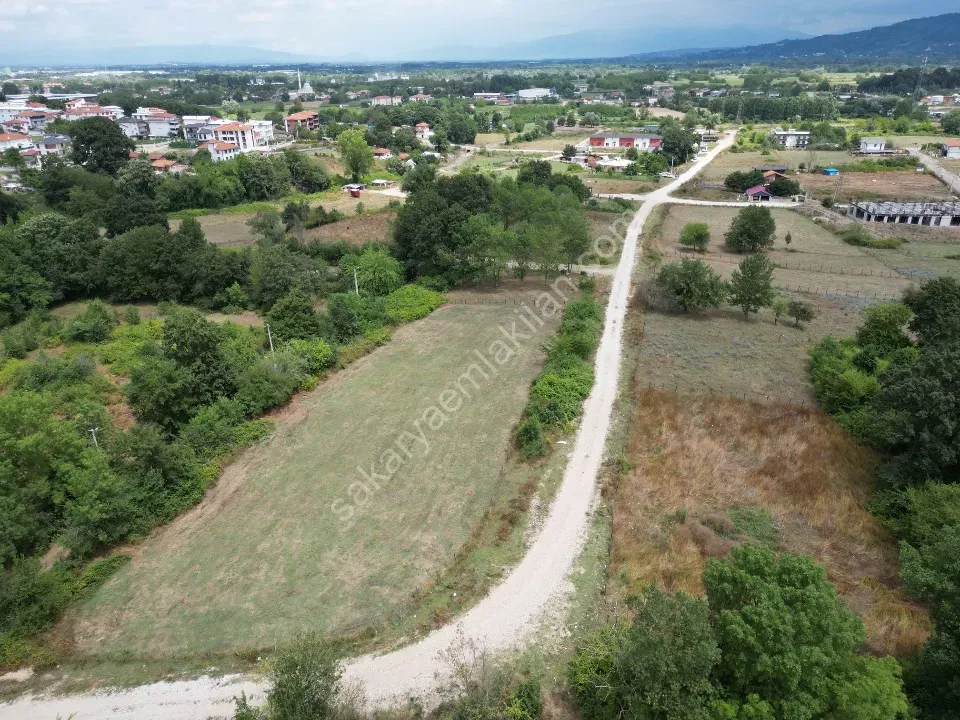 ARİFİYE NEVİYE'DE DOĞAYLA İÇ İÇE, KÖŞE PARSEL 2.363 m² İMARLI ARSA