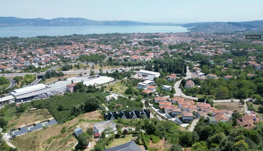 SAPANCA GÜLDİBİ'NDE GÖL MANZARALI 1.270 m² İMARLI ARSA