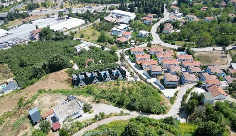 SAPANCA GÜLDİBİ'NDE GÖL MANZARALI 1.270 m² İMARLI ARSA