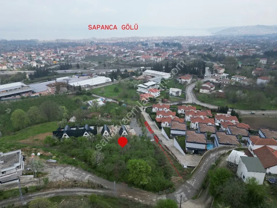 SAPANCA GÜLDİBİ'NDE GÖL MANZARALI 1.270 m² İMARLI ARSA